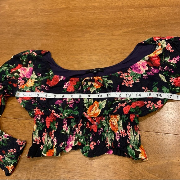 Olivaceous black floral print long sleeve crop top with ruching - Picture 3 of 6